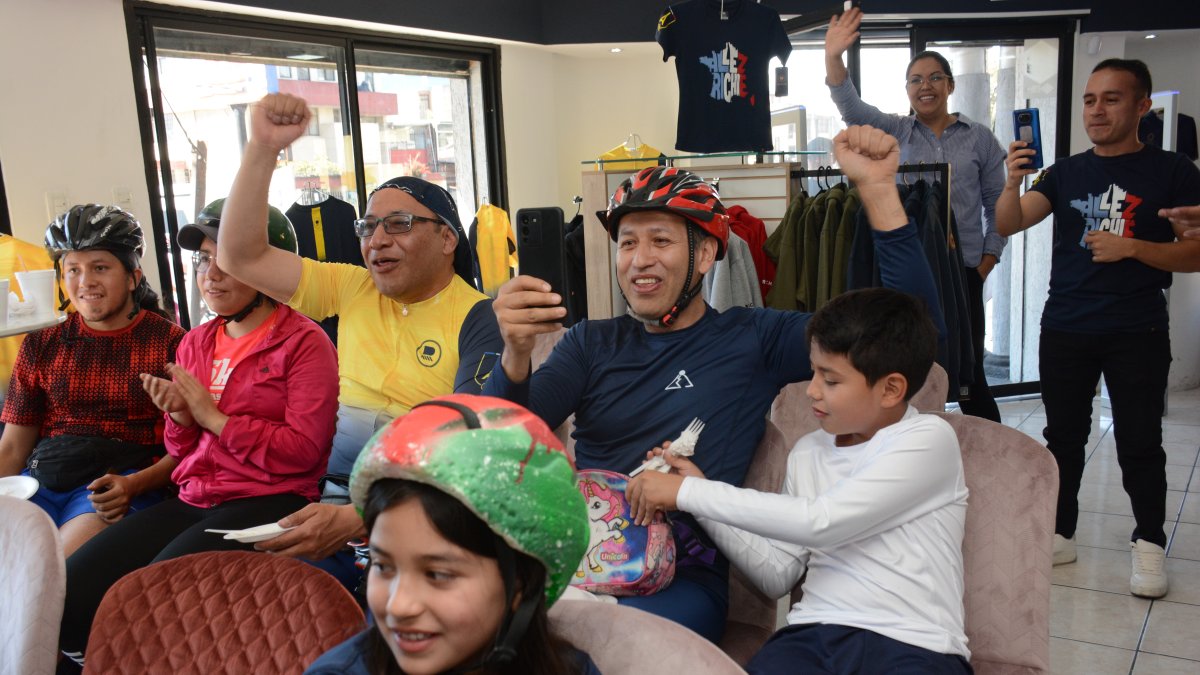 Varias personas llegaron hasta la tienda que el campeón olímpico tiene en Quito para ver la última etapa del tricolor en el Tour 2024