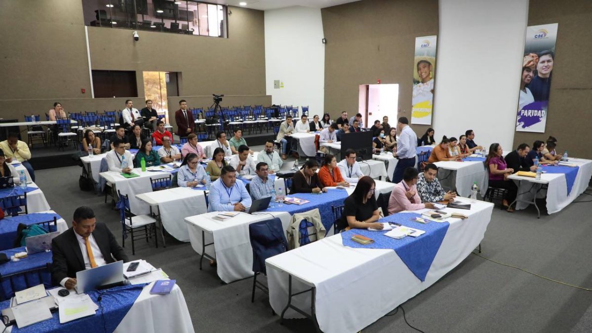 Institución. El CNE capacitó a sus funcionarios antes de elecciones.