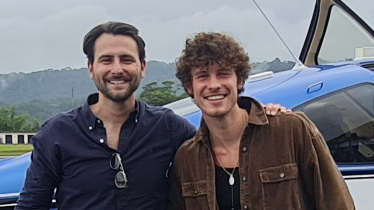 El ministro de Turismo, Niels Olsen, junto a Shawn Mendes.