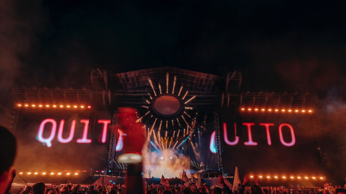 La banda colombiana se presentó por primera vez en el Estadio Olímpico Atahualpa ante 30,000 fans.