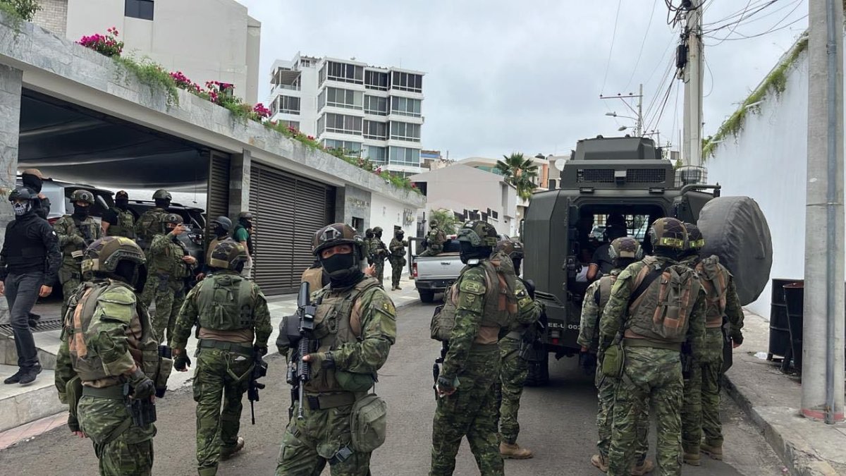 Entre los lujos hallados en su domicilio, están zapatillas Versace, autos de alta gama y más de medio millón de dólares en efectivo.