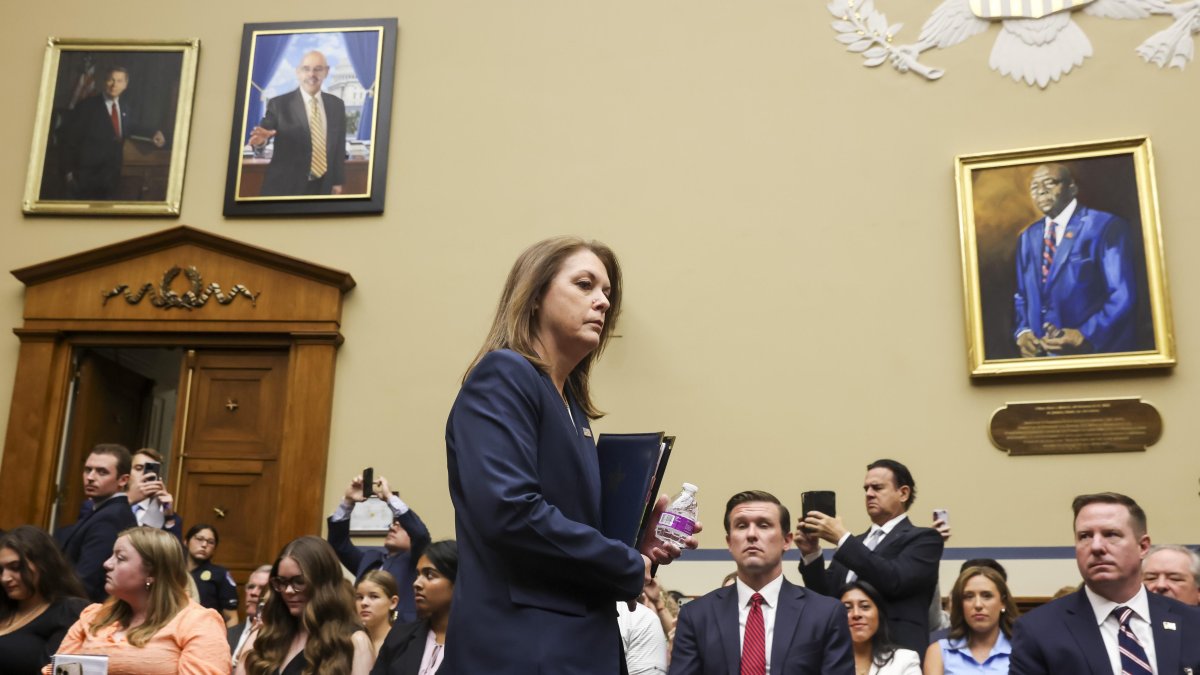 La directora del Servicio Secreto de los Estados Unidos, Kimberly Cheatle (c), llega a una audiencia del Comité de Supervisión y Responsabilidad.