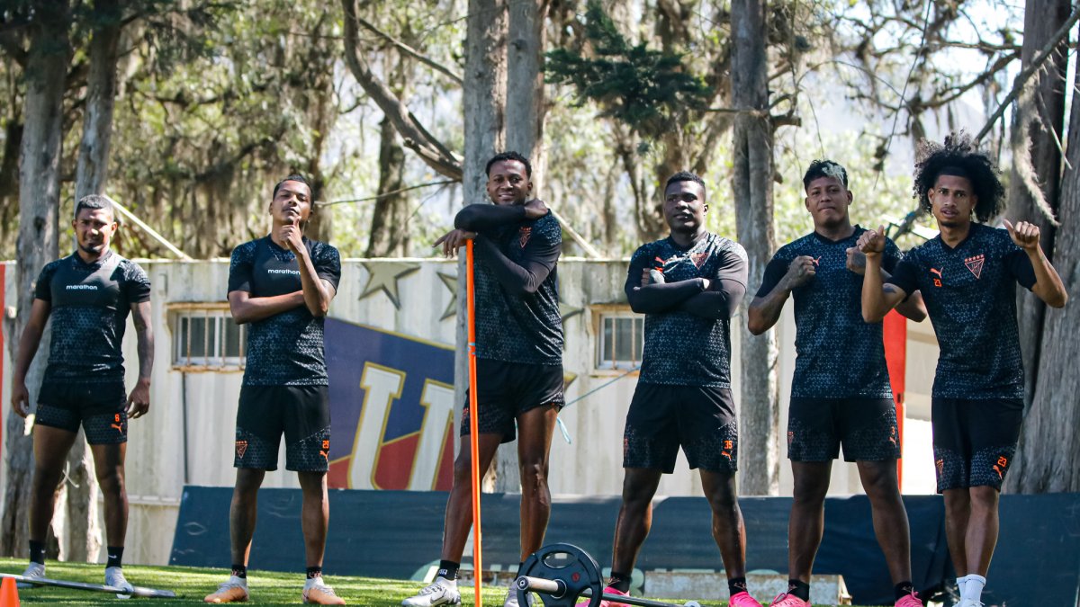Los jugadores de LDU de Quito durante posan durante un entrenamiento.