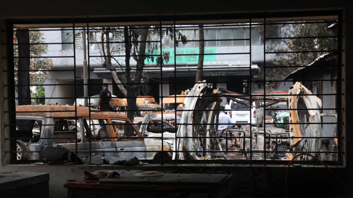 La imagen recoge un sector donde aparecen vehículos quemados dentro de un edificio gubernamental después de las protestas en Daca, Bangladesh, el 22 de julio de 2024.
