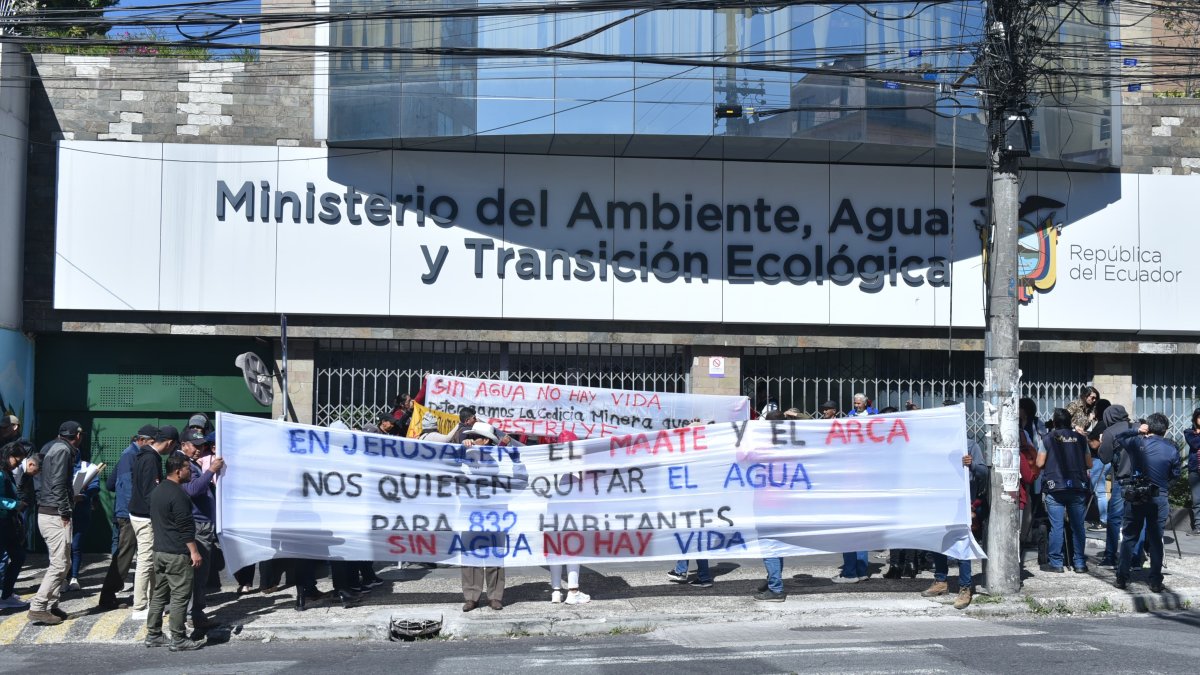Habitantes de las comunidades afectadas realizaron un plantón en el Ministerio de Ambiente.