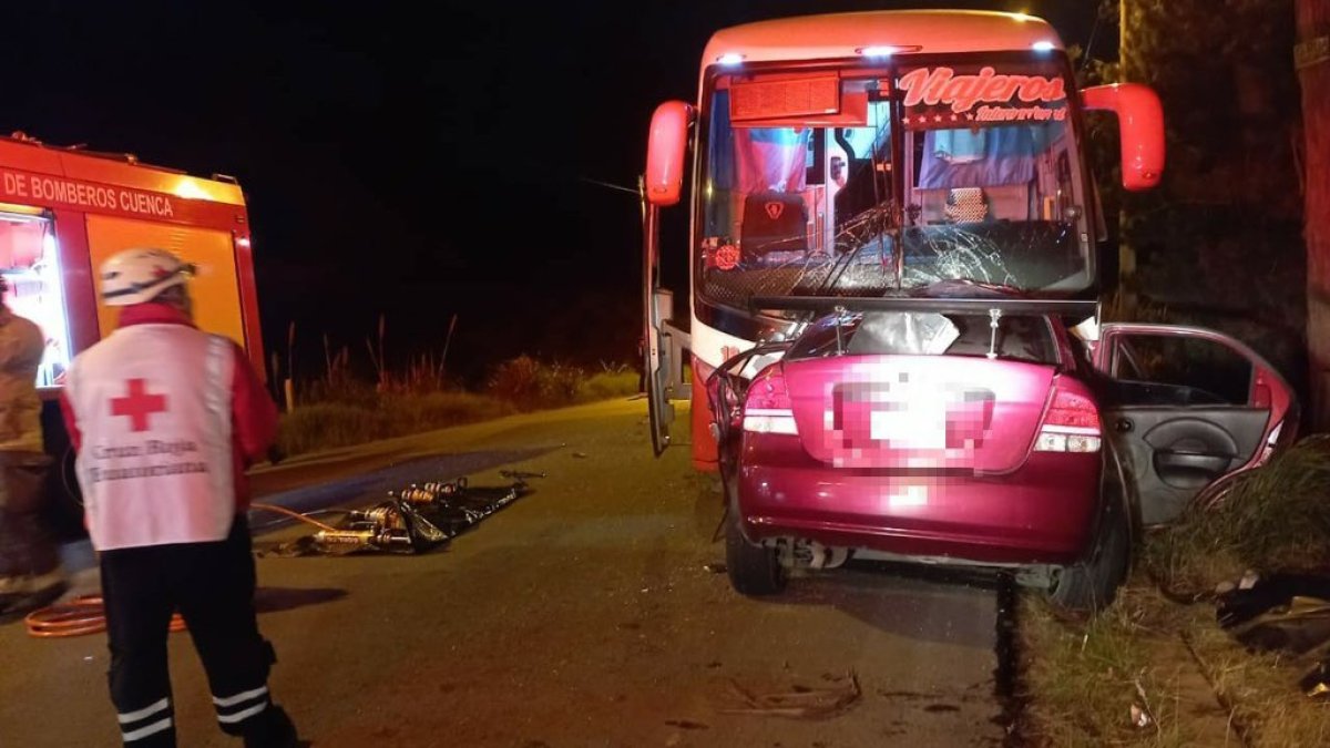 Seis personas fallecieron en siniestro de tránsito en vía Cuenca-Loja.