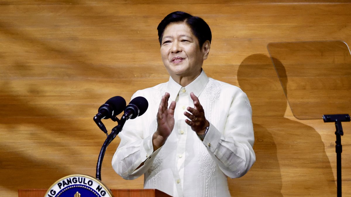 El presidente de Filipinas, Ferdinand Marcos Jr., gesticula este lunes durante el discurso sobre en Estado de la Nación en el Parlamento.