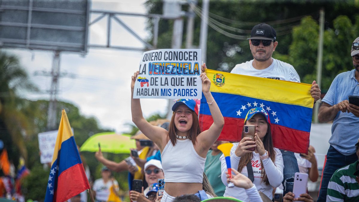 Simpatizantes participan en una caravana de la líder antichavista María Corina Machado para promover el voto hacia el candidato Edmundo González Urrutia.