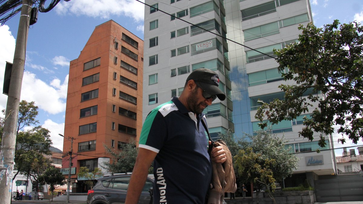 Departamentos y viviendas aparecen con letreros de ‘se vende’ por toda la Orellana y sus calles aledañas. Algunos propietarios llevan años intentando comercializarlas.