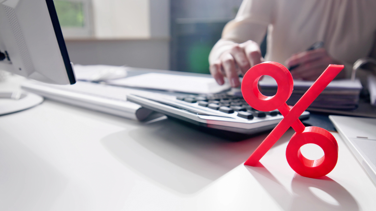 El IVA es un impuesto que se aplica a la mayoría de las transacciones comerciales y es pagado por el consumidor final.