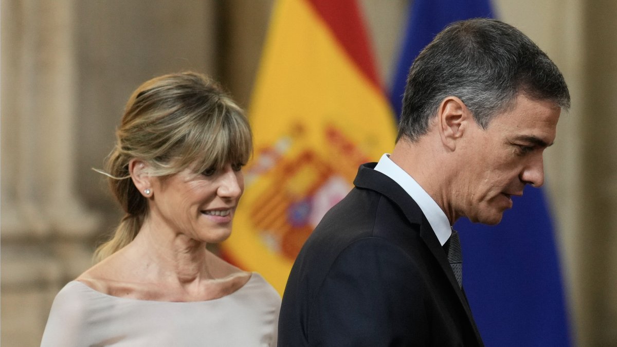 El presidente del Gobierno, Pedro Sánchez (d), junto a su mujer Begoña Gómez (i) a su llegada a la ceremonia el 19 de junio de 2024.