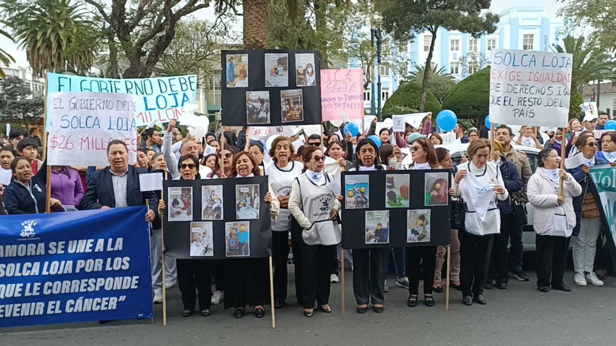 Protesta. Decenas de trabajadores pidieron al Gobierno el pago atrasado.