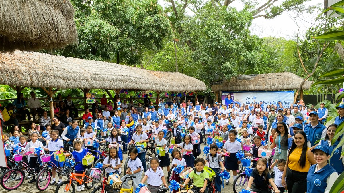 Evento. La fundación entregó bicicletas a 100 estudiantes.