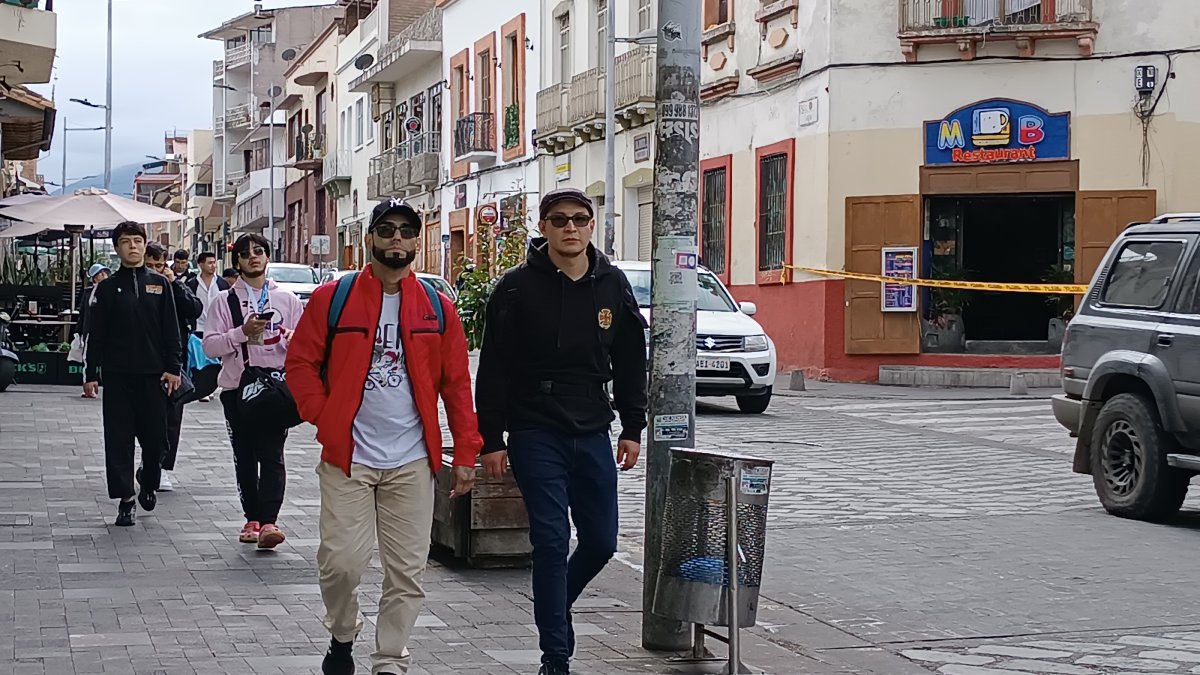 1. Viviendas. Todavía hay casas en el casco comercial, sin embargo, ha disminuido la cantidad de residentes.