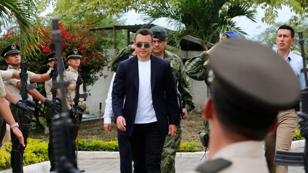 El presidente Daniel Noboa en un evento de la Policía Nacional.