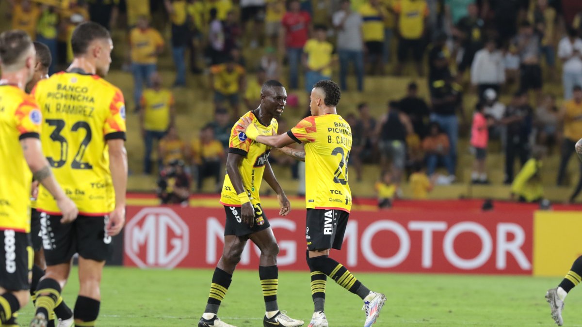 Janner Corozo (c) extremo del Barcelona, selló el 1-1 en el estadio Monumental en el partido de ida válido por el repechaje de la Copa Sudamericana.