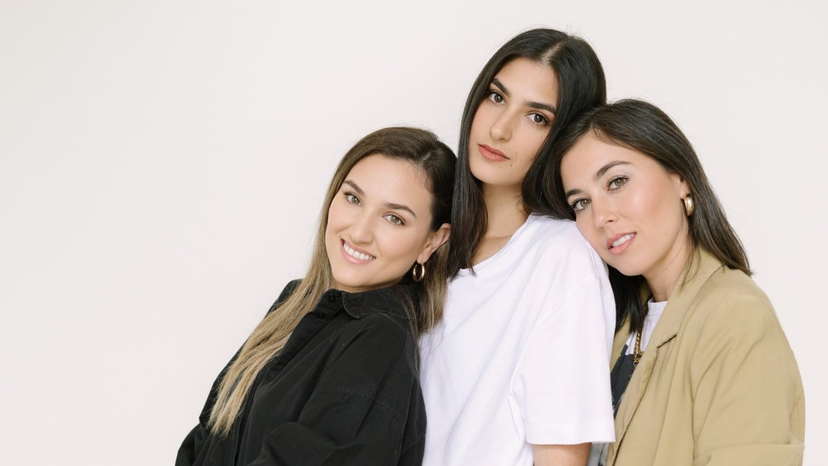 Las noches de cada miércoles traen historias, risas y un toque único desde sus micrófonos.​