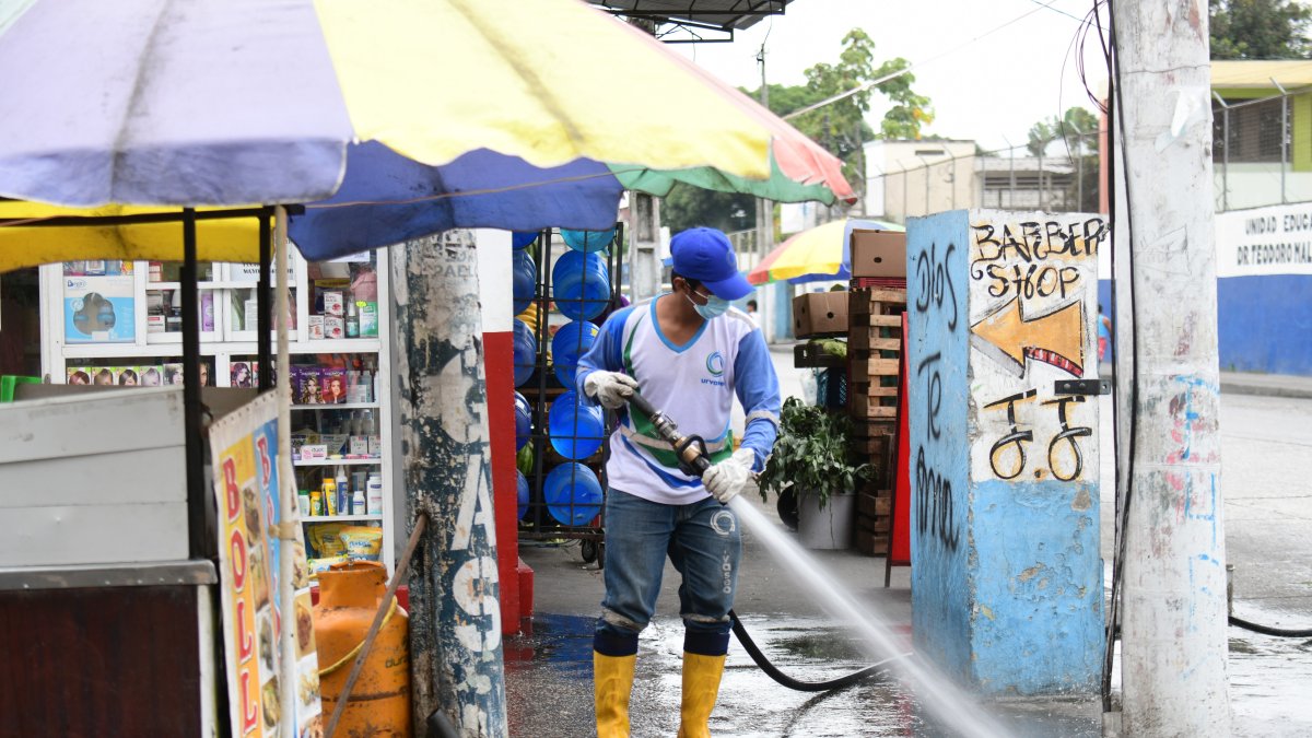 Tras las quejas ciudadanas, en el 'Mall del Piso' se hizo una limpieza profunda en las calles.