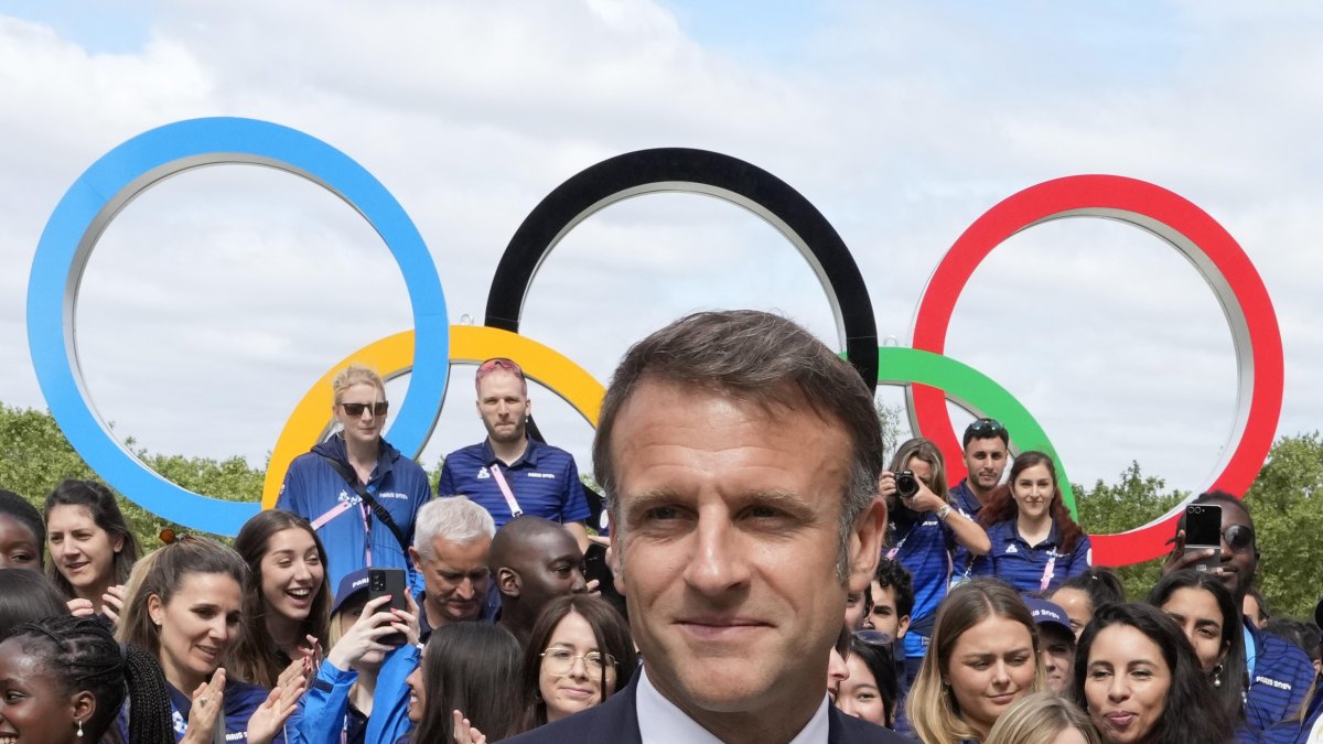 El presidente francés, Emmanuel Macron, durante la visita a la Villa Olímpica, que se encuentra en el departamento de Saint-Denis, en la zona norte del extrarradio de París.