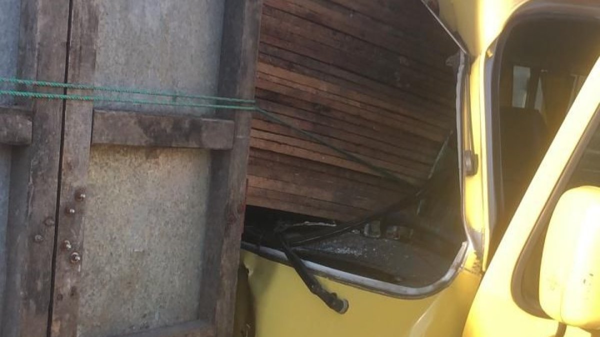 La madera se incrustó dentro de la cabina del lado del conductor, luego del impacto entre la buseta escolar y el camión.