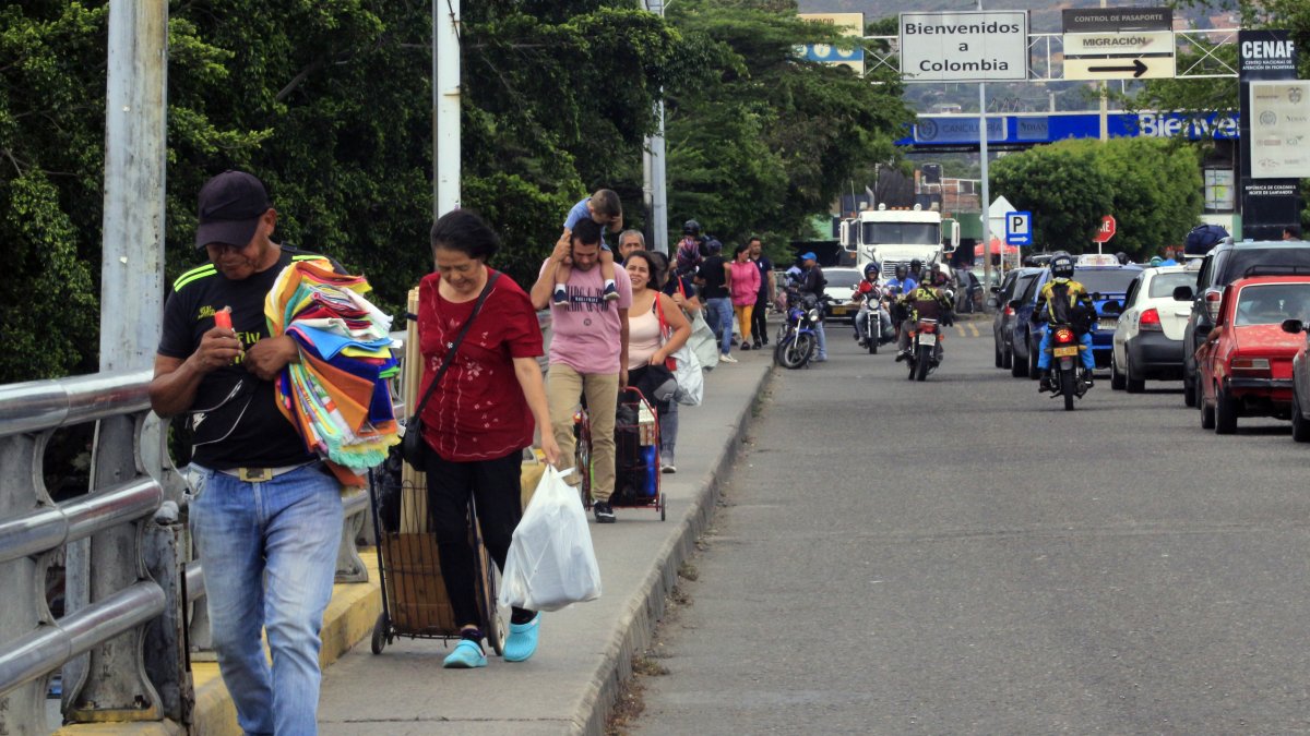 Venezolanos caminan por el Puente Simón Bolívar, el 18 de julio de 2024, en Villa del Rosario (Colombia).