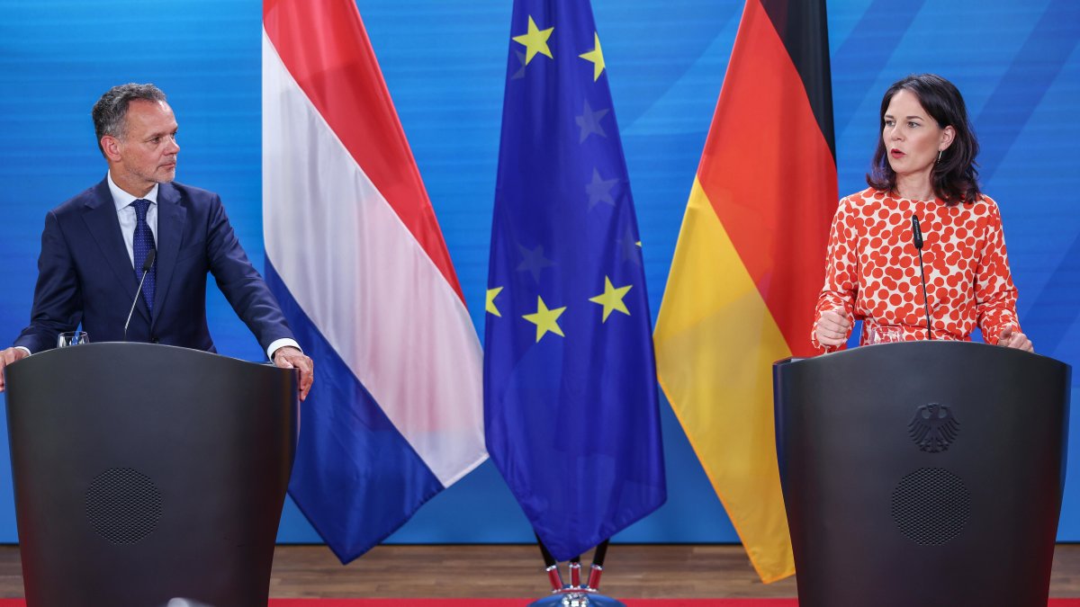 La Ministra de Asuntos Exteriores alemana, Annalena Baerbock (R), y el Ministro de Asuntos Exteriores de los Países Bajos, Caspar Veldkamp asisten a conferencia.