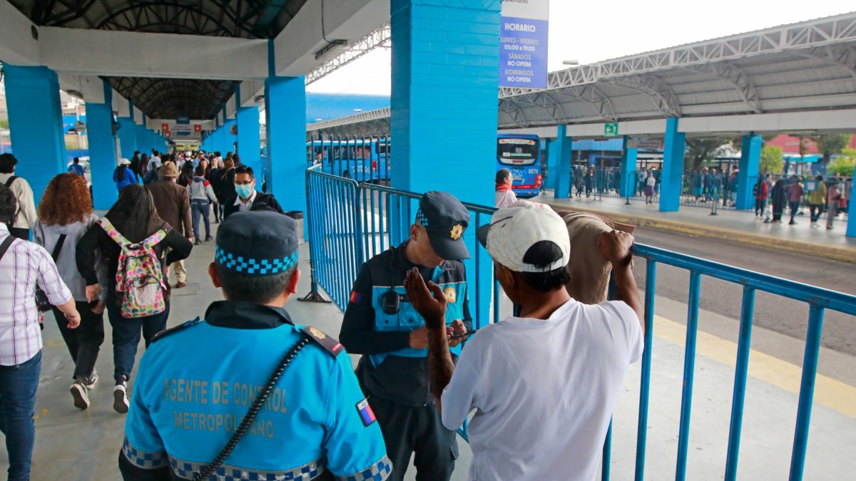 Referencial: Personal del Cuerpo de Agentes de Control Metropolitano durante un operativo de control