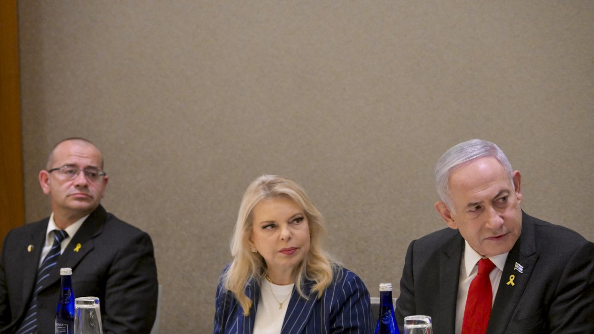 El primer ministro israelí, Benjamín Netanyahu, durante su reunión con representantes de familias de los secuestrados por Hamás.