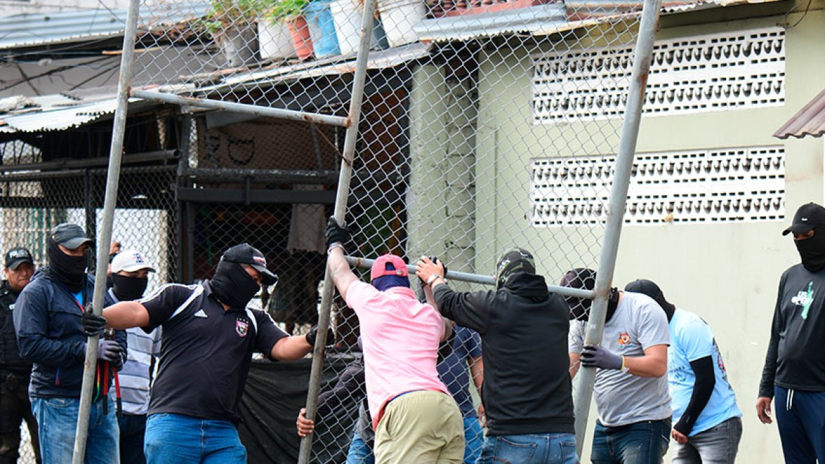 Empleados municipales retiraron las rejas.