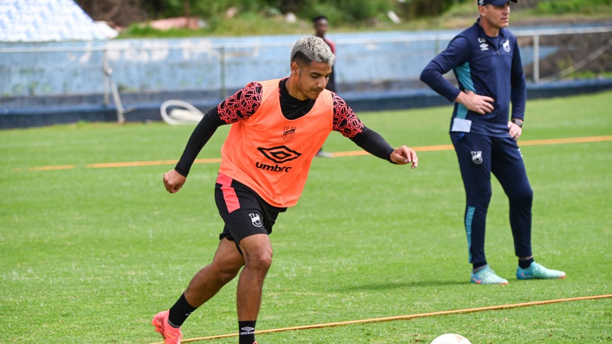 El ecuatoriano Kevin Minda comandará el medio campo de la Universidad Católica.