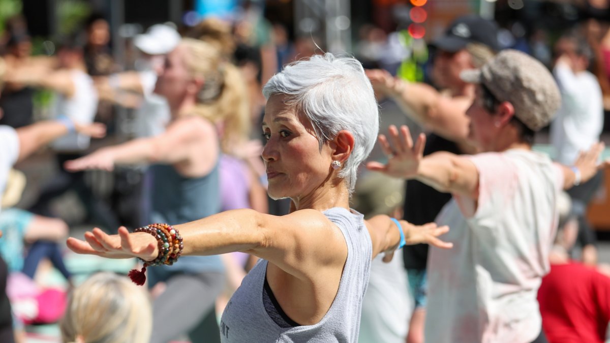 Una mujer participando de una clase de yoga gratuita.