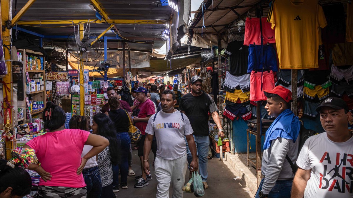 Caracas. Compradores caminan en un mercado popular de la capital venezolana.