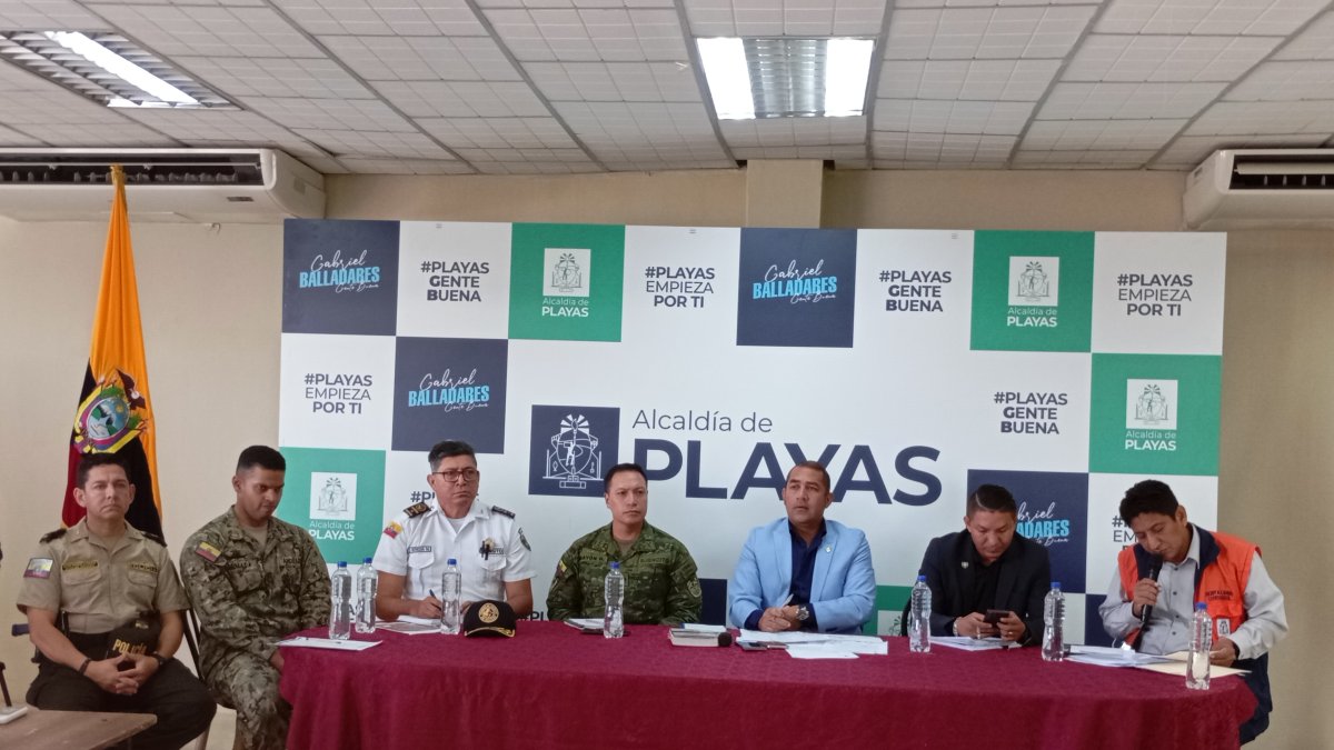 Soluciones. El alcalde de Playas mantuvo reuniones con el COE cantonal.