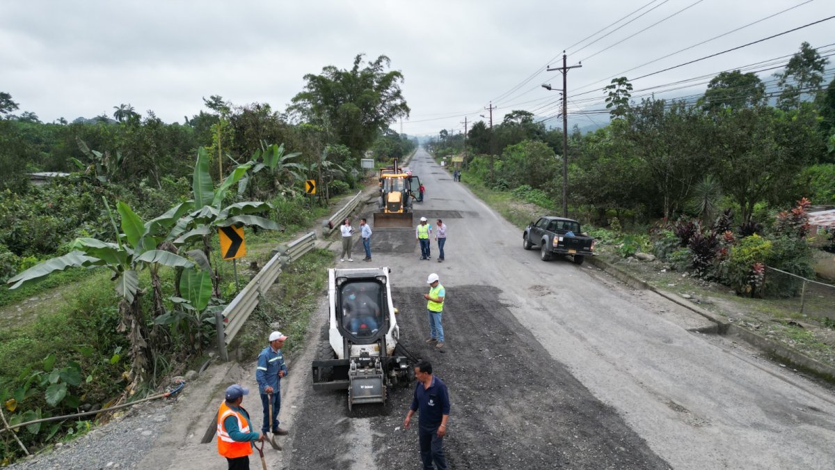 Trabajos. Personal del MTOP realiza las labores en las carreteras.