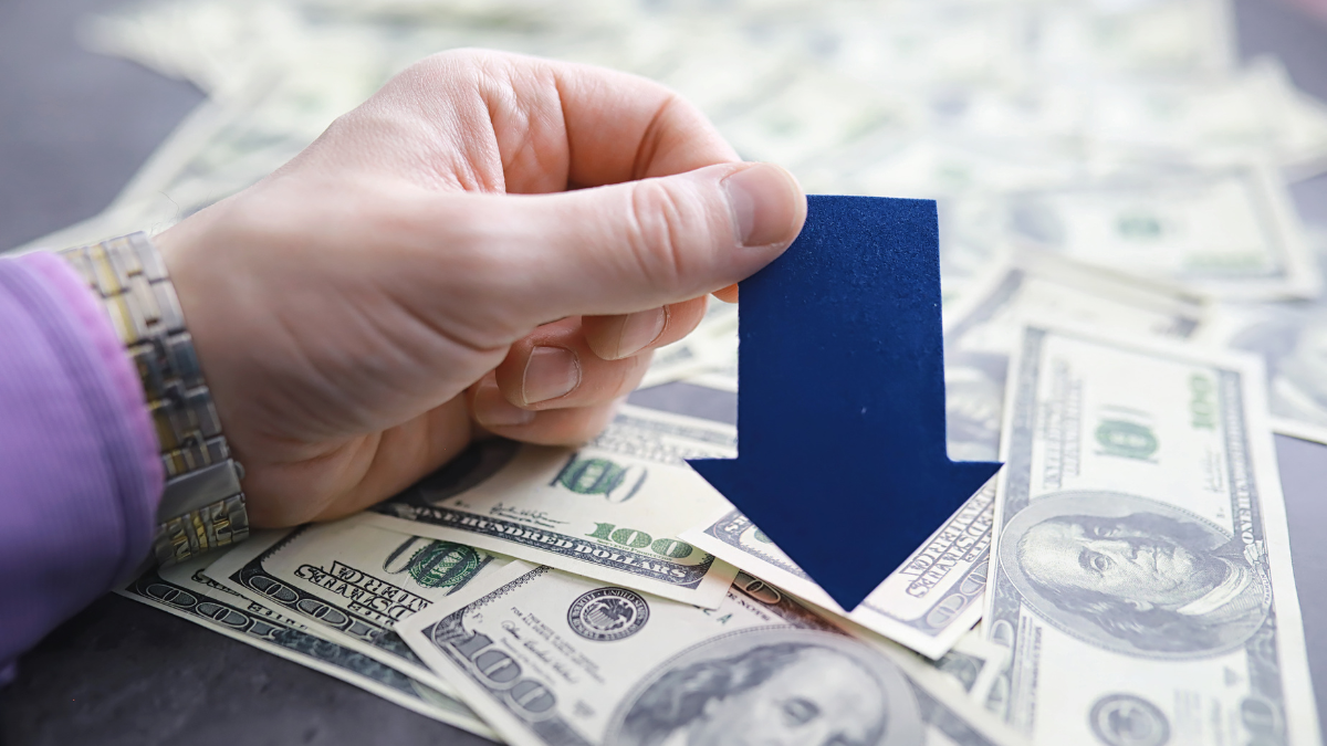 Una recesión económica se caracteriza por un menor consumo y producción, aumento del desempleo y caída en la inversión.