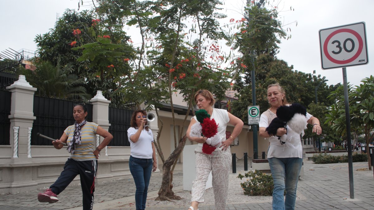 Ensayo. Exalumnas del entonces Colegio Nacional Guayaquil buscan formar el grupo de exbastoneras y exmiembros de la banda de paz.