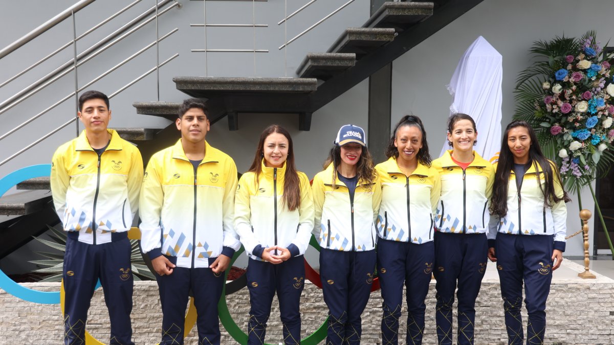 David Hurtado, David Farinango, Glenda Morejón, Rosalba Chacha, Mary Granja, Elizabeth Bravo y Silvia Ortiz, parte de la delegación ecuatoriana durante la despedida oficial.