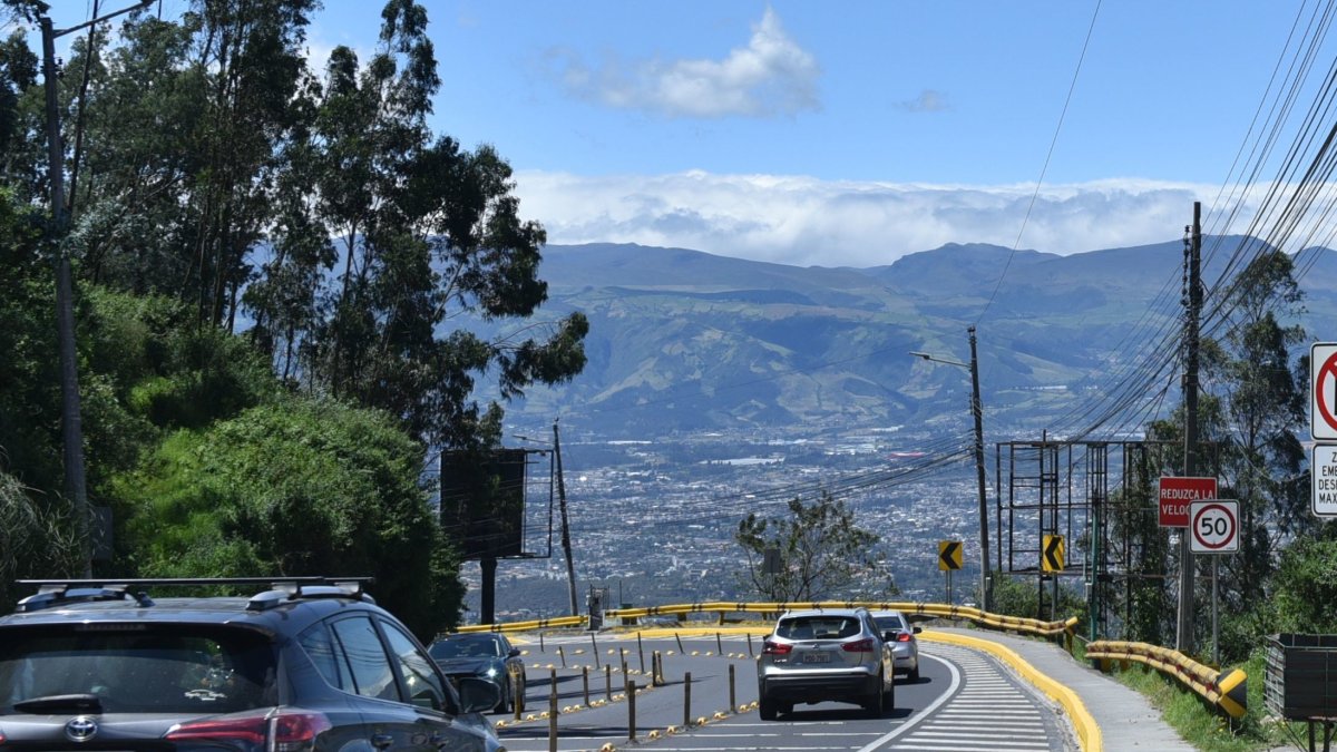 El cielo despejado causa que la sensación de frío aumente en Quito, pese a que el clima es de la época seca.