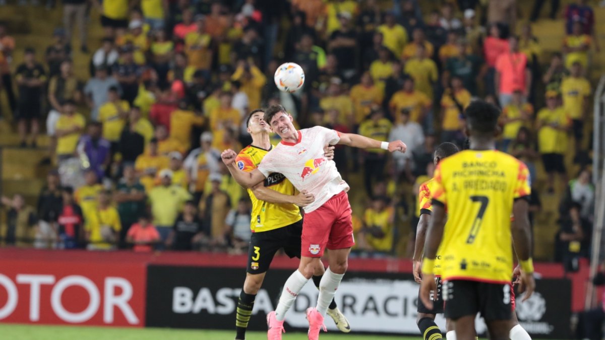 El partido de ida en el Monumental fue reñido entre ambas escuadras quienes igualaron 1-1.