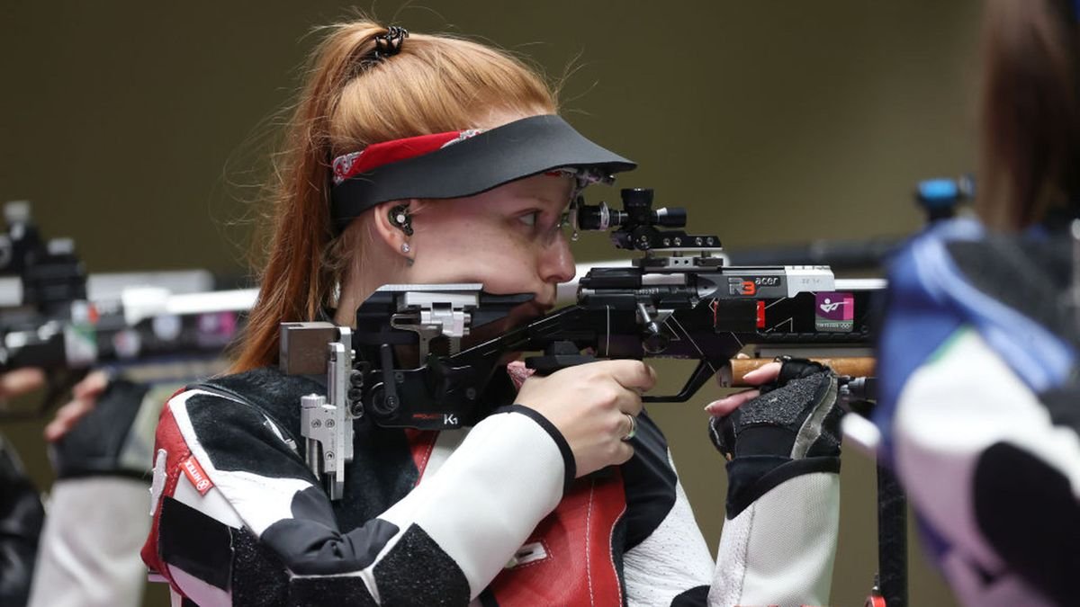 Una de las integrantes del equipo de tiro deportivo en una competencia previa.