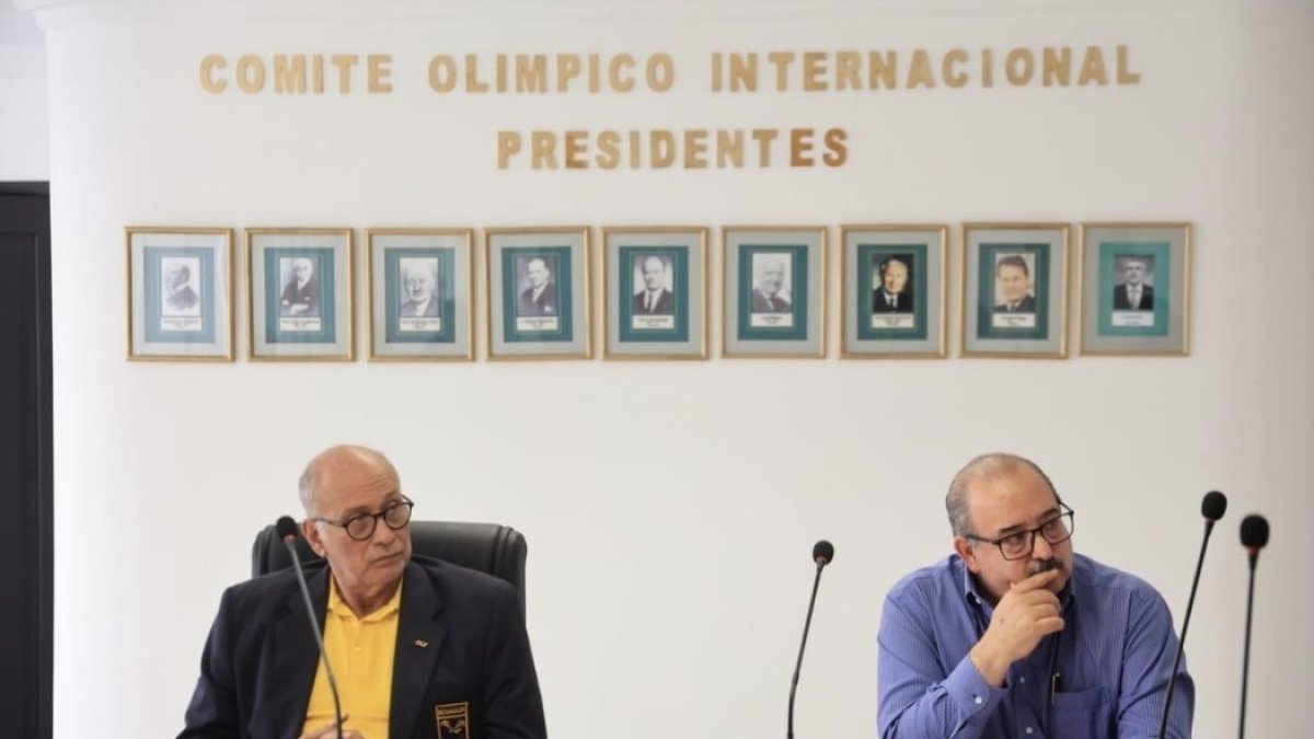 El presidente del COE, Jorge Delgado (i), en una de las sesiones de consejo.