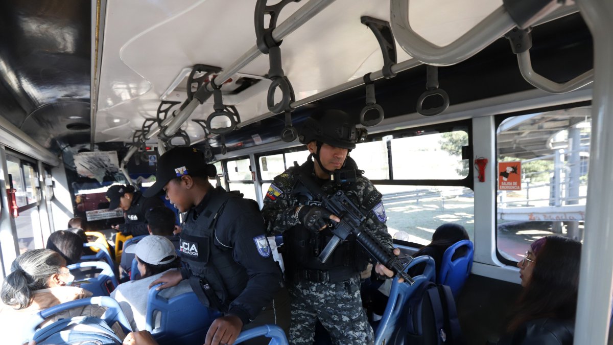 Efecticos de la Policía Nacional subieron a los buses que circulan por la vía y revisaron a los pasajeros.