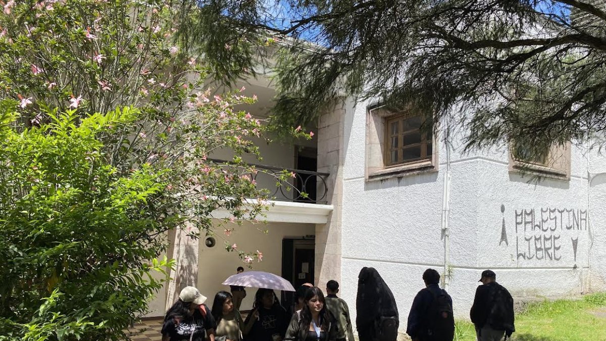 Un grupo de estudiantes caminan en el campus de la Universidad Central, en Quito.