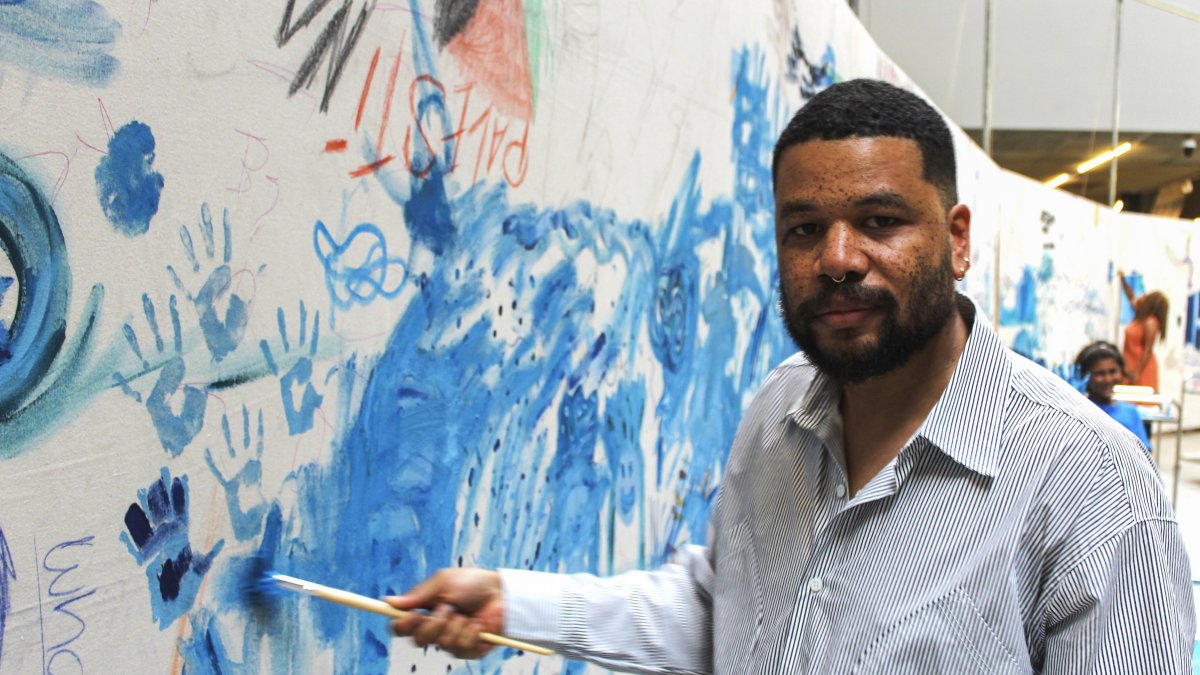 El artista colombiano Oscar Murillo invita a niños y adultos a empuñar los pinceles