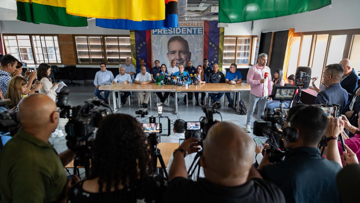 Caracas. El exdiputado Biagio Pilieri, habla durante una rueda de prensa de la Plataforma Unitaria Democrática, en la capital de Venezuela.