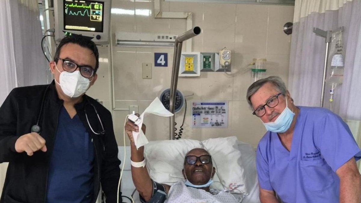 Moacyr Pinto con todo el buen ánimo y su salud mejora, el Dr. Roberto Gilbert le daría el alta en las próximas horas.