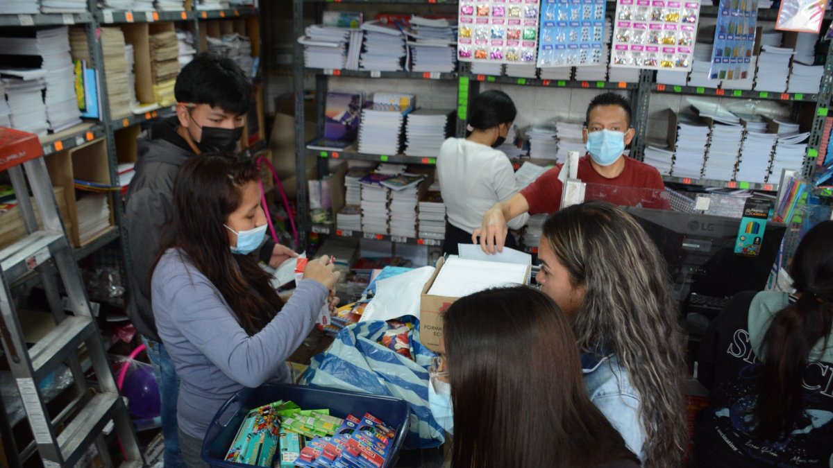 Referencial. En agosto en el ciclo sierra los empleadores deberán pagar el decimocuarto sueldo y es utilizado por los padres para comprar las listas de útiles