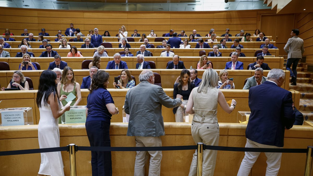 Senadoras y senadores introducen su papeleta durante la votación para la elección de vocales del CGPJ, este miércoles durante su intervención en el pleno del Senado en Madrid.