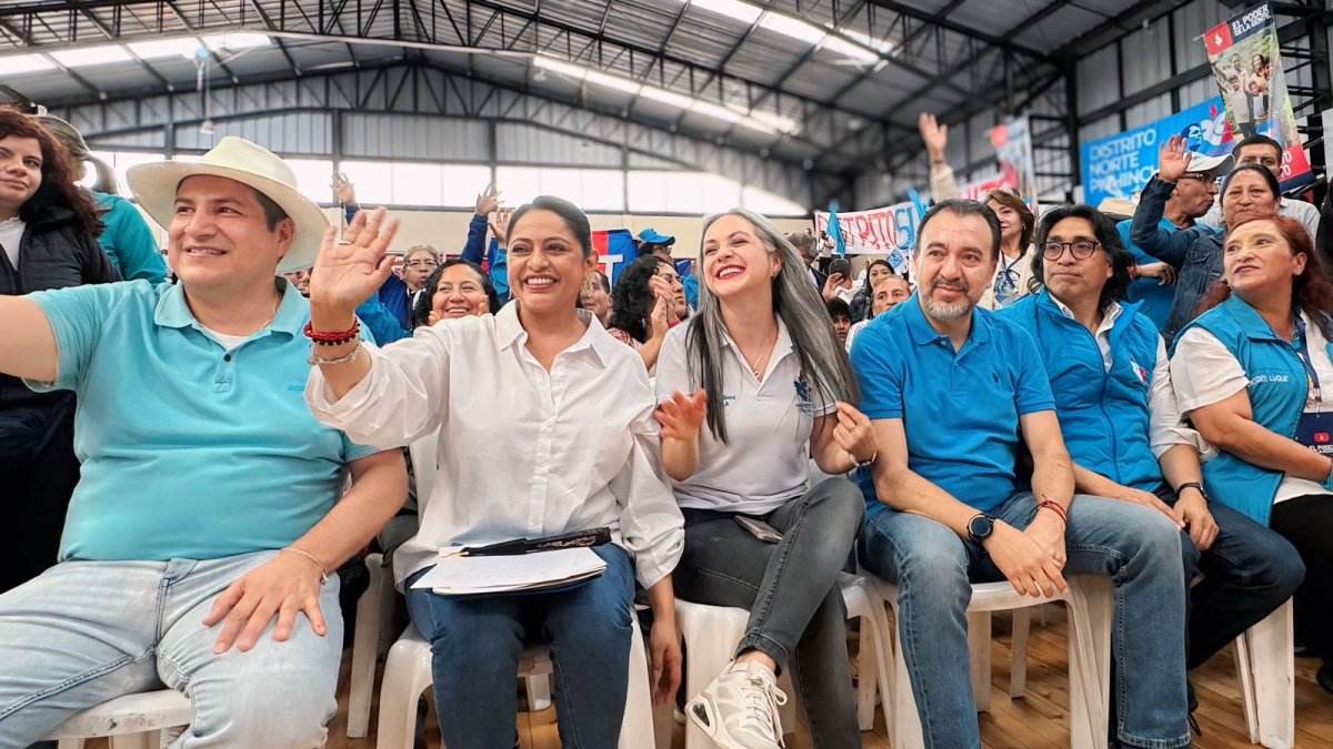La precandidata presidencial y prefecta de Pichincha, la correísta Paola Pabón (C).