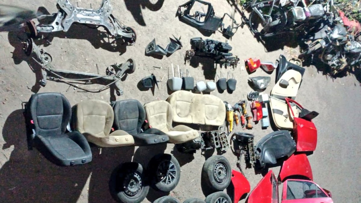 Entre los indicios que encontró la Policía están 48 piezas y autopartes de vehículos, nueve autopartes eléctricas y tres matrículas.